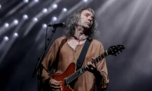 Robe Iniesta tocando la guitarra en un concierto