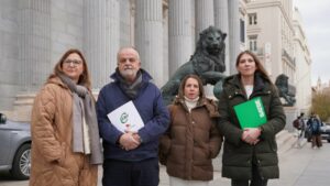 Imagen de representantes de las organizaciones sindicales con representación en el Ámbito de Negociación a las puertas del Congreso. (Foto: CSIF)