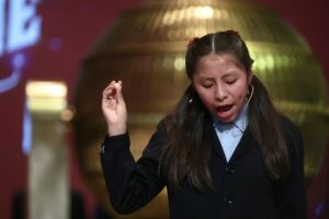 Una ni&ntilde;a del Colegio de San Ildefonso, cantan el primer premio de la Loter&iacute;a de Navidad, durante la celebraci&oacute;n del Sorteo Extraordinario de la Loter&iacute;a de Navidad 2025. (Foto: Eduardo Parra - Europa Press)