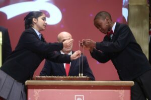Dos ni&ntilde;os del Colegio de San Ildefonso, cantan los n&uacute;meros premiados durante la celebraci&oacute;n del Sorteo Extraordinario de la Loter&iacute;a de Navidad 2025. (Foto: Eduardo Parra - Europa Press)