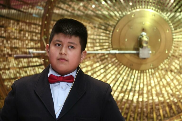 Un ni&ntilde;o del Colegio de San Ildefonso, canta un premio de la Loter&iacute;a de Navidad, durante la celebraci&oacute;n del Sorteo Extraordinario de la Loter&iacute;a de Navidad 2025. (Foto: - Eduardo Parra - Europa Press)