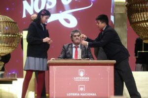 Dos ni&ntilde;os del Colegio de San Ildefonso, cantan un cuarto premio de la Loter&iacute;a de Navidad, durante la celebraci&oacute;n del Sorteo Extraordinario de la Loter&iacute;a de Navidad 2025. (Foto: Eduardo Parra - Europa Press)