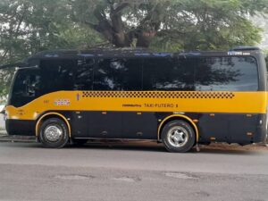 Un autobús de taxi rutero en Santa Cruz del Norte