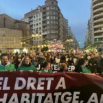 Manifestantes reclaman el derecho a la vivienda en Val&egrave;ncia. - EUROPA PRESS