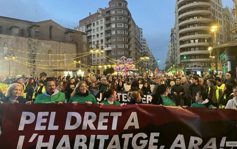 Manifestantes reclaman el derecho a la vivienda en Val&egrave;ncia. - EUROPA PRESS