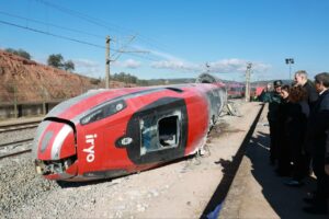 Los Reyes visitan la zona del accidente ferroviario ocurrido en Adamuz (C&oacute;rdoba). (Foto: Casa Real)