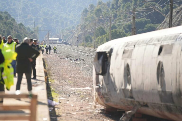 Los vagones de los trenes que descarrilaron, a 20 de enero de 2026, en Adamuz, C&oacute;rdoba, Andaluc&iacute;a (Espa&ntilde;a). (Foto: Joaquin Corchero - Europa Press)