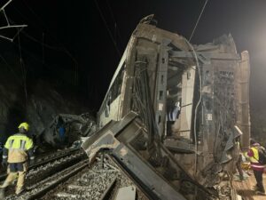 Imagen de uno de los dos trenes que han descarrilado a la altura de Adamuz, C&oacute;rdoba. (Foto: cuenta de X del presidente de Renfe, &Aacute;lvaro Fern&aacute;ndez)