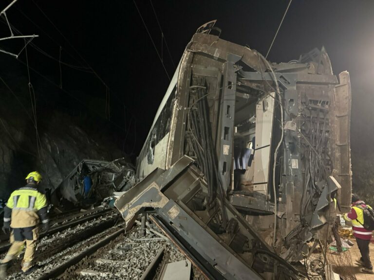 Imagen de uno de los dos trenes que han descarrilado a la altura de Adamuz, C&oacute;rdoba. (Foto: cuenta de X del presidente de Renfe, &Aacute;lvaro Fern&aacute;ndez)