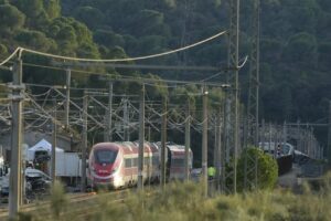 Imagen de la zona del accidente ferroviario con los convoyes de trenes siniestrados en Adamuz, C&oacute;rdoba. (Foto: Joaquin Corchero - Europa Press)