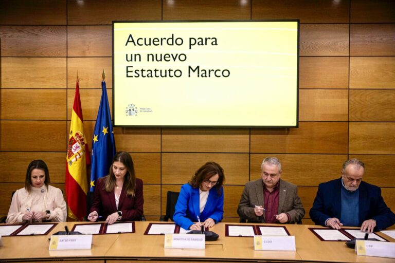 M&oacute;nica Garc&iacute;a firmando acuerdo del Estatuto Marco con sindicatos de sanidad