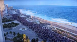 Gran multitud en una manifestaci&oacute;n costera frente al mar