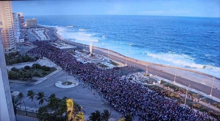 Gran multitud en una manifestaci&oacute;n costera frente al mar