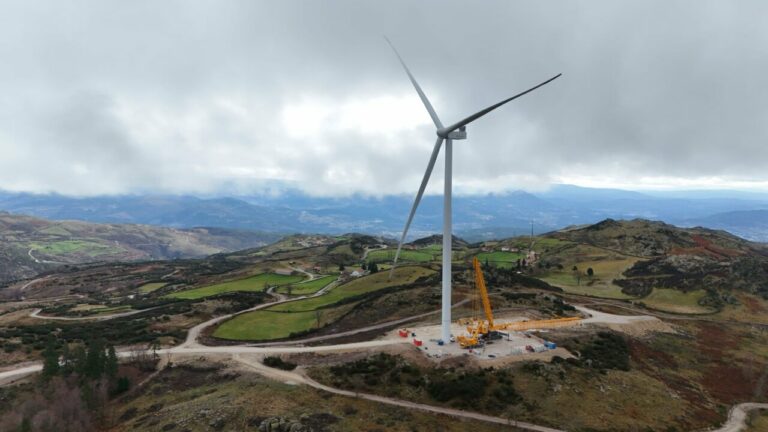 Imagen del primer aerogenerador de los parques e&oacute;licos del T&acirc;mega, en Portugal. (Foto: Iberdrola)