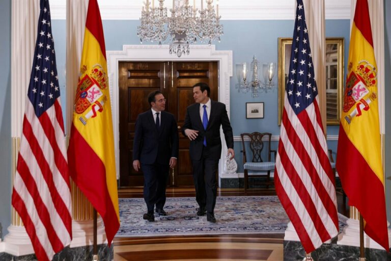 El ministro de Asuntos Exteriores, Uni&oacute;n Europea y Cooperaci&oacute;n, Jos&eacute; Manuel Albares, con el secretario de Estado, Marco Rubio, en una imagen de archivo. (Foto: Mehmet Eser/ZUMA Press Wire/dpa)