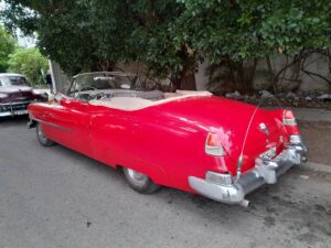 Vista lateral de un Cadillac rojo convertible de 1952 en Cuba