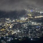 Vista nocturna de Caracas iluminada con nubes en el cielo