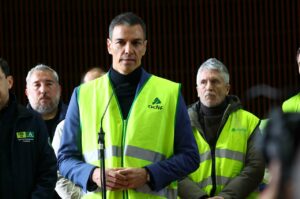 El presidente del Gobierno, Pedro S&aacute;nchez, en una declaraci&oacute;n ante los medios tras su visita a la zona afectada por el accidente ferroviario ocurrido en Adamuz (C&oacute;rdoba). (Foto: Pool Moncloa/Fernando Calvo)