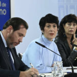 La ministra de Inclusi&oacute;n, Seguridad Social y Migraciones y portavoz del Gobierno, Elma Saiz, junto al titular de Transportes y Movilidad Sostenible, &Oacute;scar Puente, y la responsable de Igualdad, Ana Redondo, en la rueda de prensa tras el Consejo de Ministros. (Foto: Moncloa)