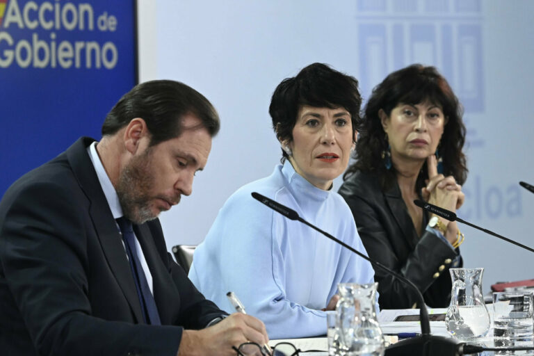 La ministra de Inclusi&oacute;n, Seguridad Social y Migraciones y portavoz del Gobierno, Elma Saiz, junto al titular de Transportes y Movilidad Sostenible, &Oacute;scar Puente, y la responsable de Igualdad, Ana Redondo, en la rueda de prensa tras el Consejo de Ministros. (Foto: Moncloa)