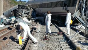 Agentes de criminal&iacute;stica de la Guardia Civil en el lugar del accidente de trenes en Adamuz. (Foto: Guardia Civil)