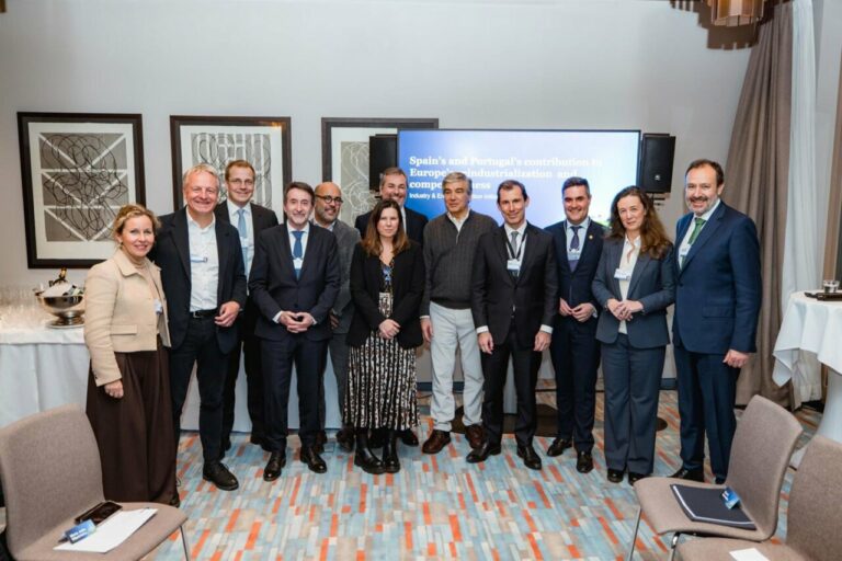 Representantes de grandes energ&eacute;ticas y grupos industriales de Espa&ntilde;a y Portugal en Davos. (Foto: McKinsey / Europa Press)