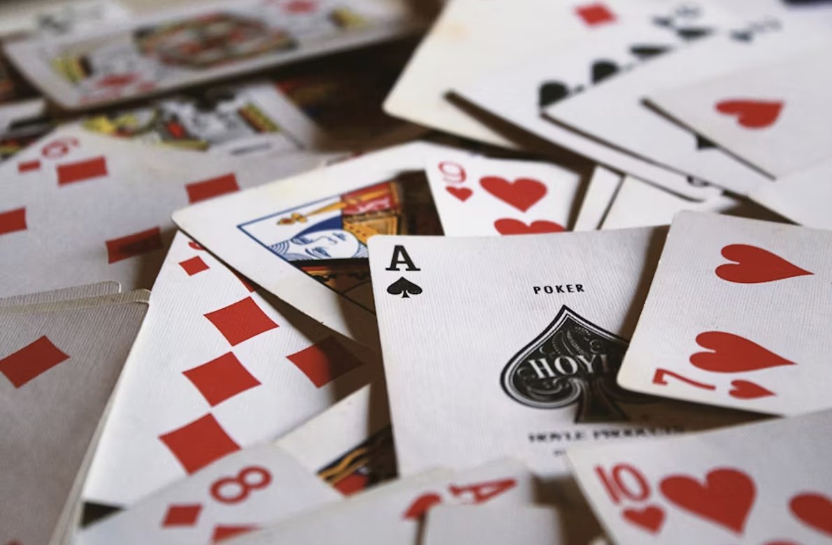 Cartas de poker sobre una mesa, simbolizando el juego online.