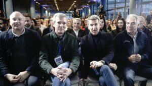 El presidente del Partido Popular, Alberto N&uacute;&ntilde;ez Feij&oacute;o, y el presidente de la Xunta de Galicia, Alfonso Rueda, el secretario general del PP, Miguel Tellado, y el vicesecretario de Pol&iacute;tica Auton&oacute;mica, Local y An&aacute;lisis Electoral, El&iacute;as Bendodo (Foto: Gustavo de la Paz - Europa Press)