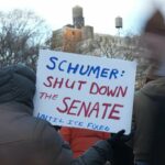 Cartel en Minnesota pidiendo al líder de la minoría demócrata del Senado de EEUU, Chuck Schumer, no apoyar la financiación del ICE. (Foto: Europa Press/Contacto/Bryan Smith)