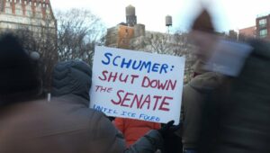 Cartel en Minnesota pidiendo al l&iacute;der de la minor&iacute;a dem&oacute;crata del Senado de EEUU, Chuck Schumer, no apoyar la financiaci&oacute;n del ICE. (Foto: Europa Press/Contacto/Bryan Smith)