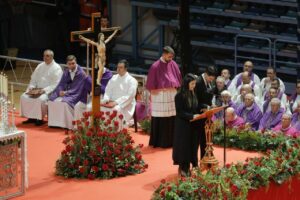 Liliana S&aacute;enz, hija de una de las v&iacute;ctimas onubenses del accidente de Adamuz, interviene en la misa funeral junto a su hermano Fidel en nombre todas las v&iacute;ctimas. (Foto: Clara Carrasco / Europa Press)