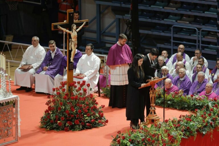 Liliana S&aacute;enz, hija de una de las v&iacute;ctimas onubenses del accidente de Adamuz, interviene en la misa funeral junto a su hermano Fidel en nombre todas las v&iacute;ctimas. (Foto: Clara Carrasco / Europa Press)