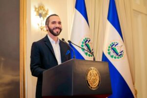 Nayib Bukele durante un anuncio sobre educaci&oacute;n en El Salvador