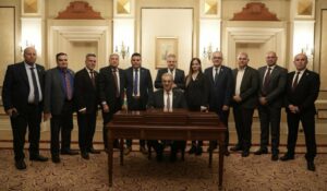 Fimra de los principios rectores de la Comisi&oacute;n Nacional para la Administraci&oacute;n de Gaza (CNAG), encabezada por el economista palestino Ali Shaath (Foto: Ali Shaath)