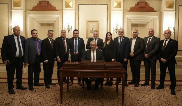 Fimra de los principios rectores de la Comisi&oacute;n Nacional para la Administraci&oacute;n de Gaza (CNAG), encabezada por el economista palestino Ali Shaath (Foto: Ali Shaath)