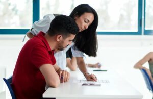 Estudiantes prepar&aacute;ndose para oposiciones en un aula en Madrid