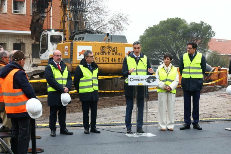 El presidente del Gobierno, Pedro S&aacute;nchez, en el acto de la demolici&oacute;n de los primeros edificios del acuartelamiento de Campamento, en Madrid. (Foto: Pool Moncloa / Fernando Calvo)