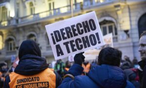 Varias personas durante una manifestaci&oacute;n frente al Congreso por el fin de la moratoria antidesahucios, a 28 de enero de 2026, en Madrid (Espa&ntilde;a). La concentraci&oacute;n ha sido convocada por el Sindicato de Inquilinas. Valeria Racu, portavoz del Sindicato de I - Jes&uacute;s Hell&iacute;n - Europa Press
