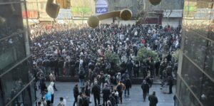Multitud de manifestantes en las calles de Ir&aacute;n durante protestas masivas