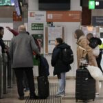 Varias personas en la estaci&oacute;n de Sants con el servicio de Rodalies suspendido, a 21 de enero de 2026, en Barcelona, Catalunya (Espa&ntilde;a) (Foto: David Zorrakino - Europa Press)