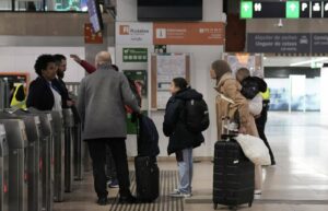 Varias personas en la estaci&oacute;n de Sants con el servicio de Rodalies suspendido, a 21 de enero de 2026, en Barcelona, Catalunya (Espa&ntilde;a) (Foto: David Zorrakino - Europa Press)