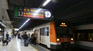 Tren de Rodalies en la Estaci&oacute;n de Sants, en Barcelona (Foto: 123rf/tupungato)
