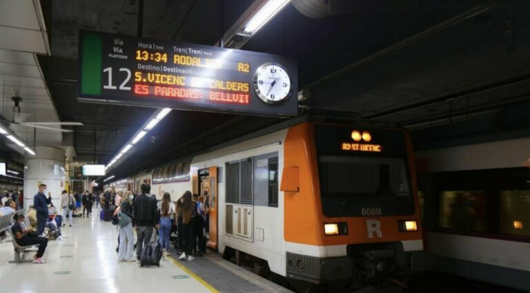 Tren de Rodalies en la Estaci&oacute;n de Sants, en Barcelona (Foto: 123rf/tupungato)