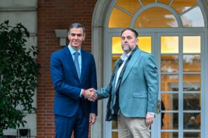 El presidente del Gobierno, Pedro S&aacute;nchez, y el l&iacute;der de ERC, Oriol Junqueras, en el Palacio de la Moncloa. (Foto: ERC)