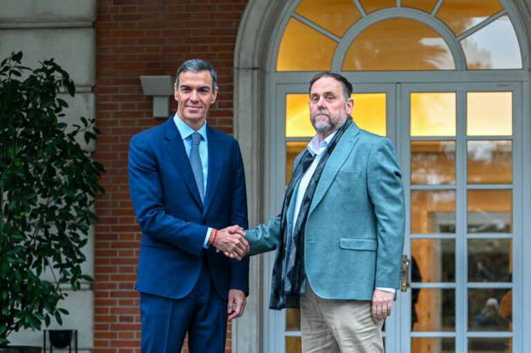 El presidente del Gobierno, Pedro S&aacute;nchez, y el l&iacute;der de ERC, Oriol Junqueras, en el Palacio de la Moncloa. (Foto: ERC)