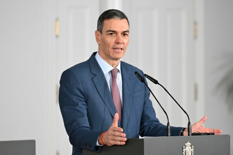 El presidente del Gobierno, Pedro S&aacute;nchez, en una rueda de prensa tras su encuentro con el primer ministro de Grecia, Kyri&aacute;kos Mitsot&aacute;kis. (Foto: Pool Moncloa/Borja Puig de la Bellacasa)