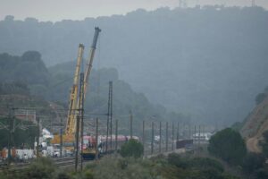 Imagen de los trabajos de rescate de los convoyes de trenes accidentados en la zona del suceso en Adamuz. (Foto: Joaqu&iacute;n Corchero - Europa Press)