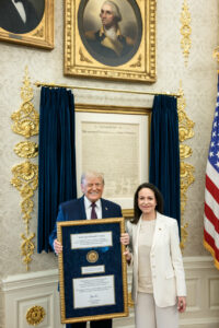 El presidente de los EEUU, Donald Trump, y la pol&iacute;tica venezolana y Nobel de la Paz, Mar&iacute;a Corina Machado, posan con la medalla del Nobel en la Casa Blanca. (Foto: The White House)