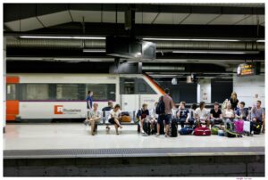 Imagen de varias personas en un and&eacute;n de Rodalies. (Foto: Rodalies)