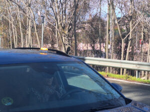 Imagen de un veh&iacute;culo con una baliza V16 Foto DGT